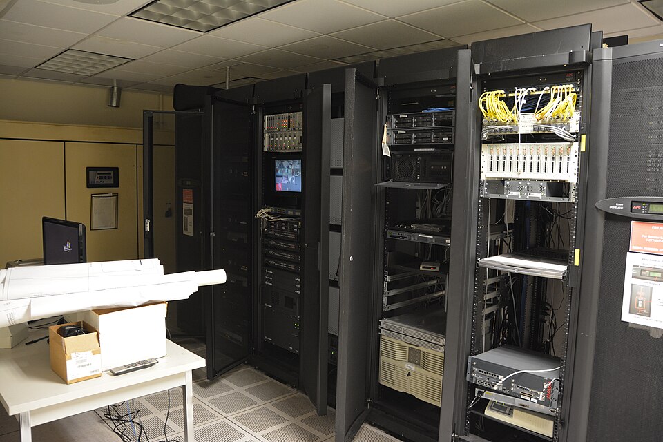 Sala de servidores / data center — infraestrutura de TI que sustenta os sistemas registrais